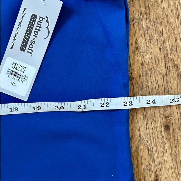 Butter soft scrub top XL - Picture 4 of 6